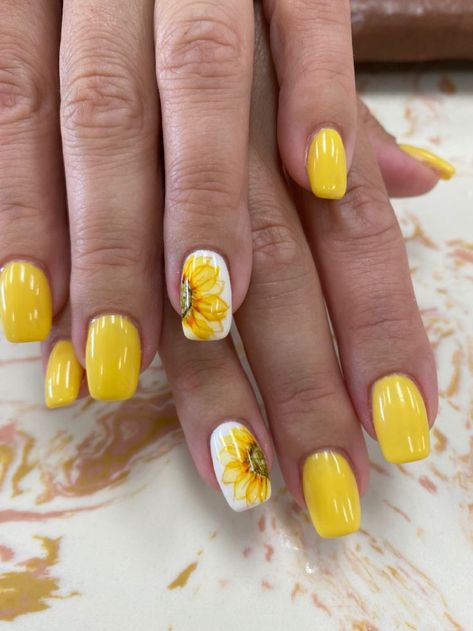 Cute Sunflower Nails Art Designs, Sunflower Manicure Ideas, Sunflower Fingernails, Summer Sunflower Nails, Spring Nails Sunflower, Sunflower Nail Art Designs, Sunflower Nails Short, Sunflower Pedicure Ideas, Sunflower Manicure