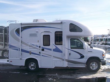 mini motorhome | Quick Look: 2010 Four Winds 19G Class C RV — Small RV Life Small Motor Homes, Best Small Rv, Small Truck Camper, Mini Campers, Mini Motorhome, Small Motorhomes, Cool Rvs, Rv Motorhomes, South California