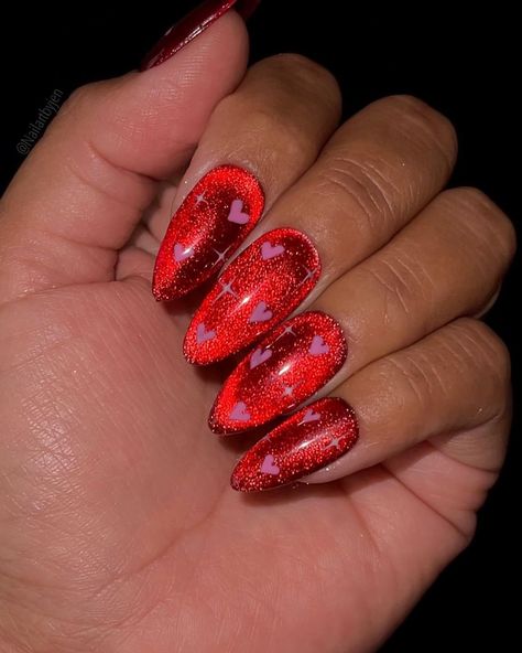 30 Pretty Cat Eye Nails You'll Want to Try Iridescent Valentines Nails, Nails Metallic Chrome, Negative Space Nail Art, Vday Nails, Holo Nails, Color Changing Nails, Manicure Colors, Romantic Nails, Nail Effects