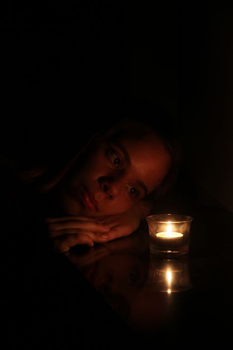 Clair Obscur Hand Fotografie, Candle Photography Dark, Candle Light Photography, Low Light Photography, Self Photography, Candles Photography, Dreamy Photography, Love And Peace, Self Portrait Photography