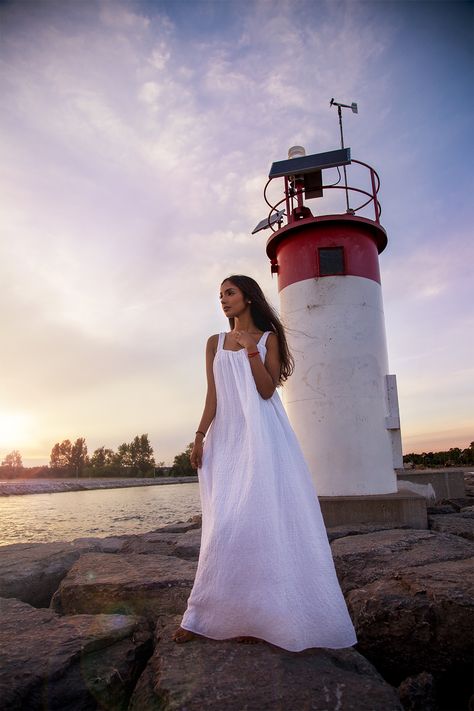 Lighthouse Photoshoot, Pier Photography, Lighthouses Photography, Prom Photoshoot, Photoshop Ideas, Beach Pictures Poses, Beach Photography Poses, Pictures Poses, Portrait Photoshoot