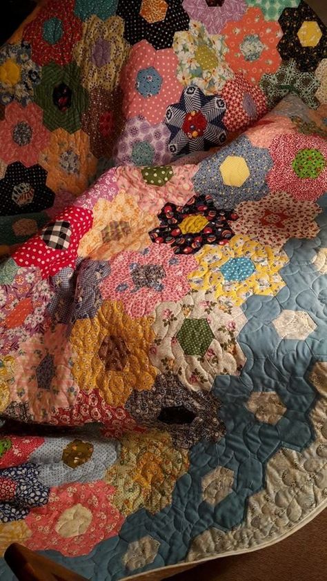 Patchwork English Paper Piecing, Handsewn Quilt, Hexie Quilts Patterns, Grandmothers Flower Garden Quilt, Hexagon Patchwork, Hexagon Quilts, Country Love, Patchwork Inspiration, Quilts Vintage