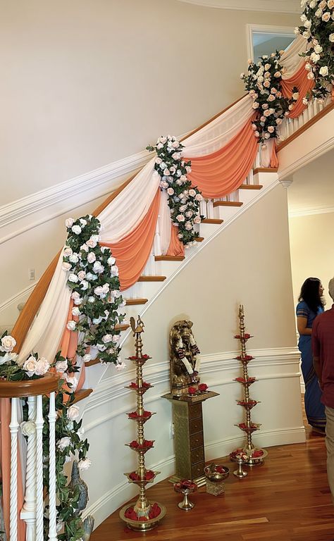 Stairs Decoration Wedding, Stair Decorating Ideas For Wedding, Wedding Stairs, Simple Stage Decorations, Wedding Decor Photos, Desi Wedding Decor, Staircase Decor, Stair Decor, Home Flowers