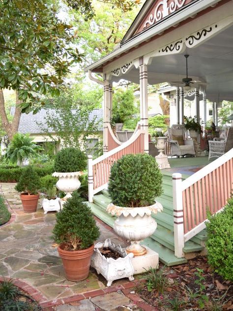 Victorian Patio Ideas, Victorian Porch Ideas, Victorian Landscaping, Victorian Garden Ideas, Victorian Backyard, Victorian Home Remodel, Victorian Front Porch, Small Porch Decorating, Victorian Porch