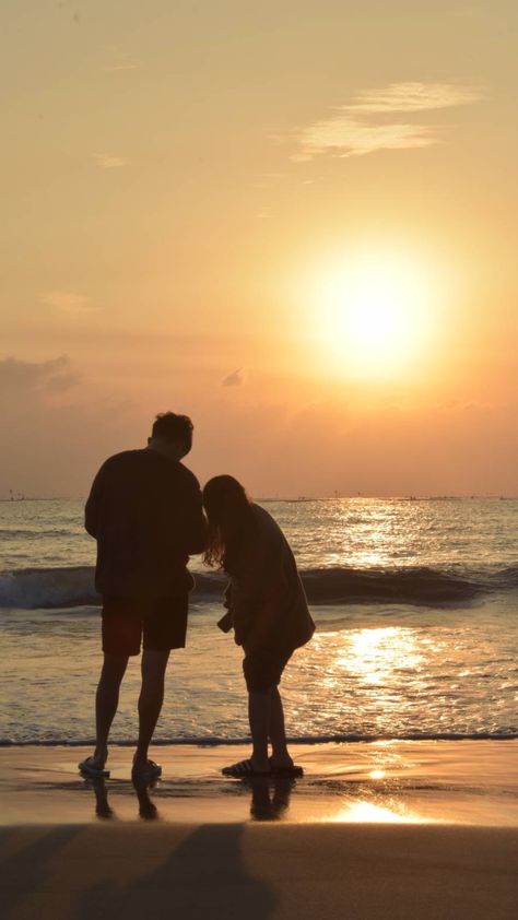 Couple Fake Story Snap, Romantic Couple Dp, Creative Instagram Names, Sunset Captions For Instagram, Couple Shadow, Beach Sunset Wallpaper, Shadow Photos, Beach Photography Poses, Couple Picture Poses