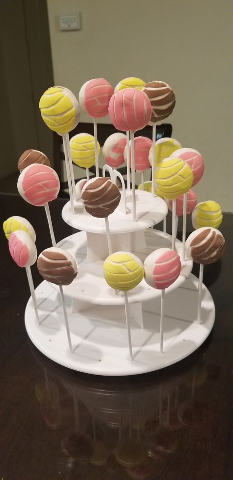 Concha cake pops. They were for a coco theme birthday. Would be perfect for a mexican theme party! Pan Dulce Party Theme, Conchita Baby Shower Theme, Concha Baby Shower Theme, Mexican Cake Pops, Pink Mexican Theme Party, Mexican Theme Party, Mexican Theme Party Decorations, Mexican Cake, Cake Pop Designs