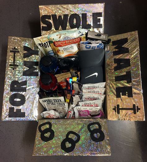 Gym-themed care package! #gym #fitness #gift #carepackage #gymrat Gym Box Gift For Him, Valentines Gift For Gym Rat Boyfriend, Gym Rat Gifts Basket, Spooky Basket Ideas For Boyfriend Gym, Gym Gifts For Him, Gym Gift Ideas, Gym Boyfriend, Gift Baskets For Him, Boyfriend Gift Basket