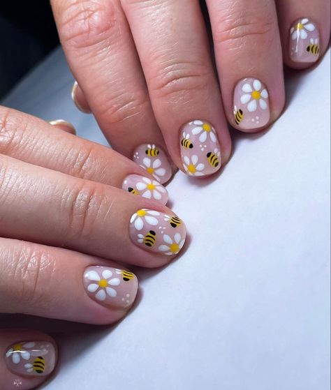 Bumble Bee Nails, Bee Nails, Daisy Nails, Spring Nail Art, Short Nail Designs, Cute Nail Art, Dream Nails, Funky Nails, Pretty Acrylic Nails