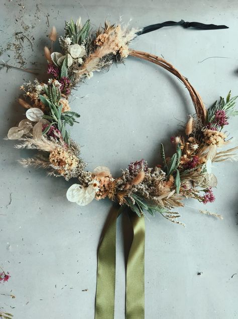 love this unusual dried flower christmas wreath by Worm London. Click through for more ideas and simple step by steps to creating your own beautiful Christmas wreath Contemporary Wreath, Flower Christmas Wreath, Dried Flower Christmas, Dried Floral Wreaths, Floribunda Rose, Dried Wreath, Flower Christmas, Ornaments Homemade, Dried Flower Wreaths