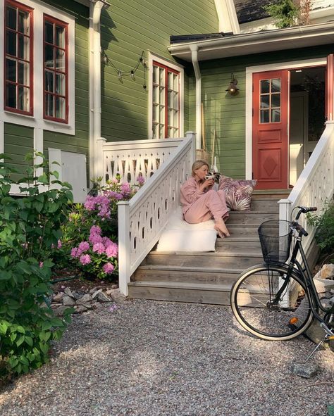 Scandinavian Decor Ideas, Swedish Home Exterior, Swedish Cottage Exterior, House In The Woods Exterior, Cute Cottage Exterior, Swedish House Exterior, Scandinavian Cottage Exterior, Swedish House Design, Sweden Apartment