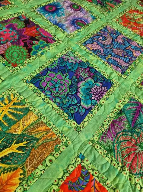 Kaffe Fassett Scrappy Quilts, Kaffe Fassett Quilt Patterns, Kaffe Fassett Quilts Ideas, Quilt Sashing Ideas, Floral Quilt Patterns, Monochromatic Quilt, Kaffe Quilts, Watercolor Quilt, Kaffe Fassett Quilts