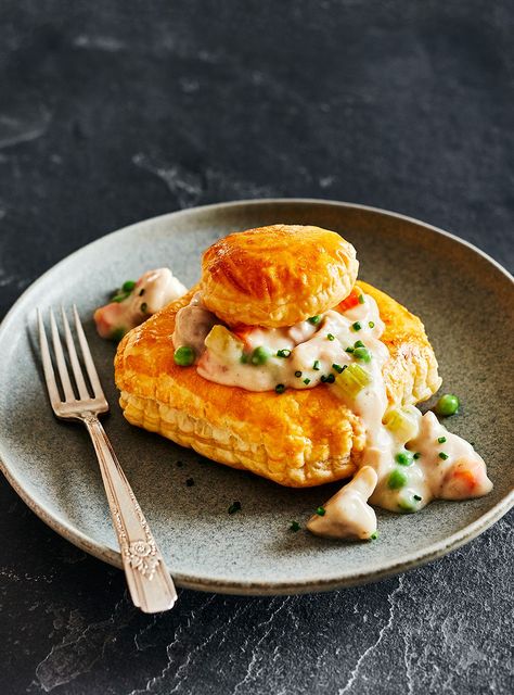 Cette recette de vol-au-vent est faite avec une pâte feuilletée et des hauts de cuisse de poulet. C’est la meilleure recette de vol-au-vent au poulet! Confort Food, Cooked Chicken, How To Cook Chicken, Chef, Sauce, Chicken