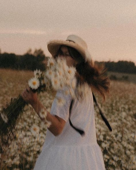 Field Aesthetic, Cute Couple Dancing, Aesthetic Dark Academia, Flowers Aesthetic, Fantasy Aesthetic, Girl Running, Running Workout, Couple Aesthetic, Flower Field