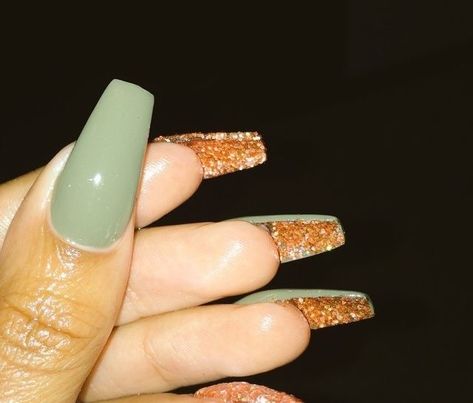 Green nails with gold underneath Nails With Gold, Her Nails, Acrylic Nails Coffin, Dream Nails, Dope Nails, Creative Nails, Nail Shapes, Nail Polishes, Love Nails