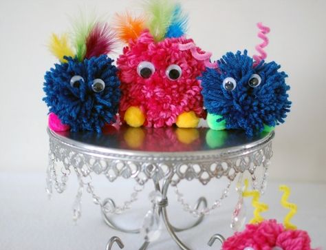 how to make make pom poms with yarn for dummies | Yarn Pom Poms - The Simple Old Fashioned Way! - Pattern Paradise Pompom Monster, Monster Tutorial, Yarn Monsters, Craft Cafe, Girls Crafts, Pom Pom Animals, Diy Monsters, Pom Crafts, Monster Craft