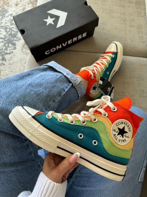 Shoes Wallpaper Aesthetic, Converse Colors, Diy Converse, Cute Converse Shoes, Cool Converse, Converse Aesthetic, Color Converse, Cute Converse, Pretty Sneakers