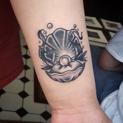 Pearl Tattoo Traditional, Clam With Pearl Tattoo, Clam Tattoo, Sea Tattoos, Pearl Tattoo, Shell Tattoo, Shell Tattoos, Hippie Tattoo, Pretty Hand Tattoos