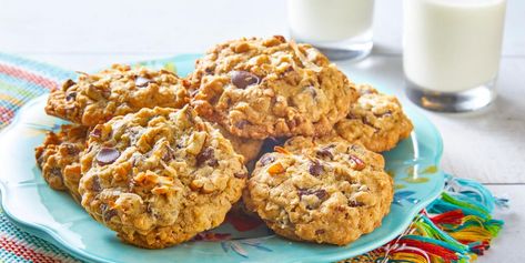 Best Cowboy Cookies Recipe - How to Make Cowboy Cookies Pioneer Woman Cookies, Cowboy Cookie, Cowboy Cookie Recipe, Ginger Snaps Recipe, Pecan Rolls, Cowboy Cookies, Crunchy Pecans, Crinkle Cookies, Vegetarian Chocolate