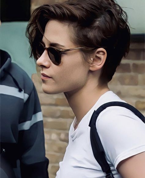 Long Asymmetrical Pixie Haircut, Mess Hair Hairstyles, Lesbian Hair Styles, Kristen Stewart Pixie, Short Hair Tomboy Style, Short Lesbian Hair, Medium Hair Undercut, Short Tomboy Haircut For Women, Short Hair Lesbian Haircuts