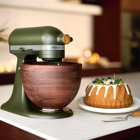 Evergreen Kitchenaid, Kitchenaid Evergreen, Kitchenaid Green, Green Kitchenaid, Kitchenaid Artisan, Kitchen Gadgets Unique, Future Apartment Decor, Future Kitchen, Cute Kitchen