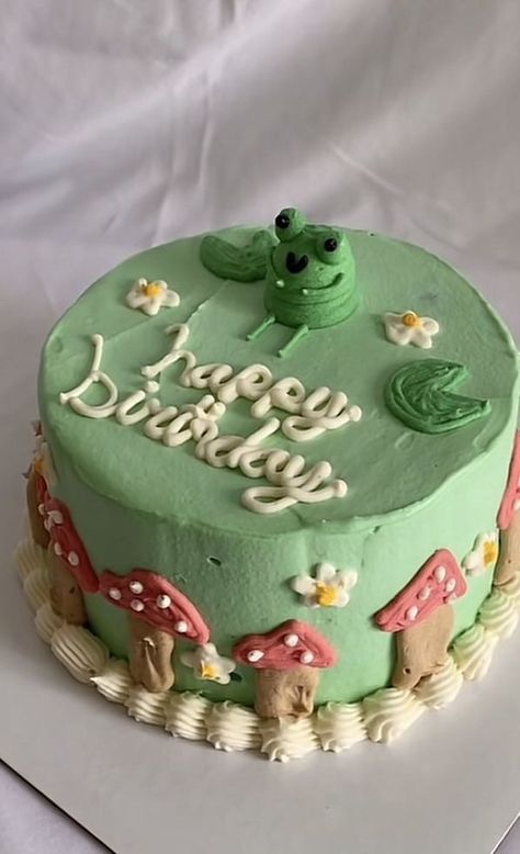 Frog Cake Simple, Mushroom Birthday Cake Simple, Frog Bday Cake, Frog And Mushroom Cake Ideas, Cottage Core Cakes Birthday, Green Frog Cake, Frog Cake Tutorial, Frog Themed Birthday Party Aesthetic, Mushroom And Frog Cake