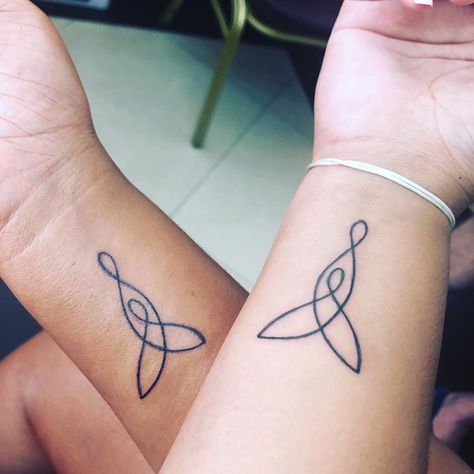 Fiona Sinnapen on Instagram: “FINALLY got this tattoo done with the Woman who has given me life. 👩‍👧🙌🏼 The Celtic mother-daughter knot #tattoonumber4 #motherdaughter…” Petite Mother Daughter Tattoos, Celtic Daughter Tattoo, Mother Daughter Tattoos Spiritual, Infinity Mother Daughter Tattoo, Viking Mother Tattoo, Mother Daughter Witch Tattoo, Celtic Symbol For Mother And Daughter, Mother Step Daughter Tattoos, Spiritual Mother Daughter Tattoos