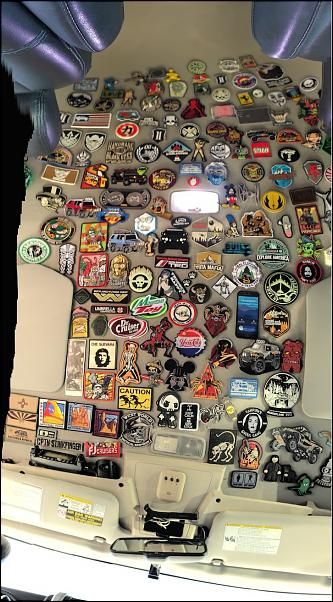 Inside Car Roof Decorations, Pins On Car Ceiling, Cool Car Interior Ideas Diy, Patches On Car Roof, Car Headliner Decoration, Interior Truck Decor, Cool Interior Car Ideas, Patches On Car Ceiling, Punk Car Decor