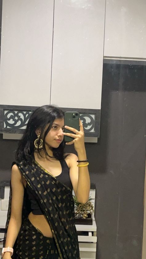 Sari Pose, Indian Asthetics, Aesthetic Emoji, Hulk Artwork, Graffiti Wallpaper Iphone, Saree Poses, Bollywood Couples, Best Profile Pictures, Desi Fashion Casual