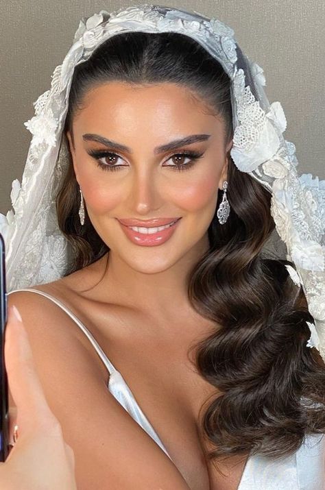 Bridal Makeup Middle Eastern, Lebanese Bride Hairstyle, Glossy Bridal Makeup, Arab Bride, Vintage Makeup Looks, Natural Glam Makeup, Afghan Wedding, Hollywood Hair, Bridal Hair Inspiration