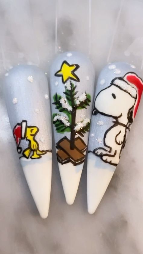 uniquelee_mee on Instagram: How cute is this? ☺️#Woodstock and #snoopy #holiday #holidayseason #holidaynails #holidaynails💅 #holidaynailart #snoopynails… Charlie Brown Nail Art, Charlie Brown Nails Christmas, Christmas Nails Drawing, Snoopy Acrylic Nails, Christmas Character Nail Art, Peanuts Christmas Nails, Christmas Cartoon Nails, Snoopy Nails Christmas, Christmas Snoopy Nails