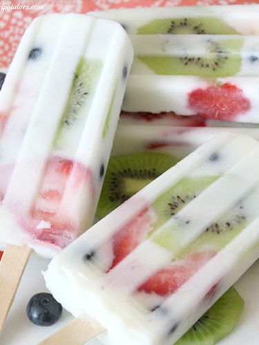 Containing only yogurt and fruit, this sweet treat is morning-meal approved. For some added crunch, you can even dip the finished product in granola. http://papasteves.com Breakfast Popsicles, Pastel Cupcakes, God Mat, Popsicle Recipes, Idee Pasto Sano, Easy Healthy Breakfast, Morning Food, Breakfast Recipes Easy, Healthy Treats