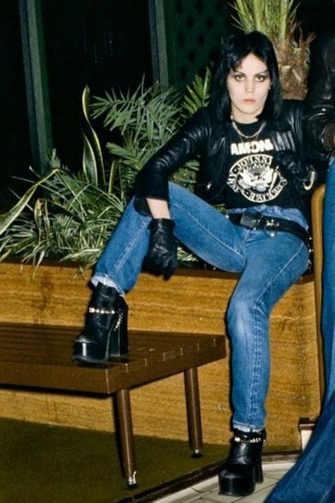 Joan Jett, 1978 Joan Jett 80s, Joan Jett Outfits, Punk Aesthetic Outfit, Look 80s, The Runaways, 80s Punk, Women Of Rock, Joan Jett, Women In Music