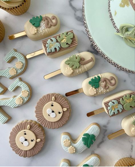 Safari Sweet Table, Safari Cupcakes Jungle Theme, Safari Baby Shower Cake, Safari Birthday Party Decorations, Jungle Theme Cakes, Safari Baby Shower Boy, Animal Birthday Cakes, Baby Shower Safari Theme, Wild Birthday Party