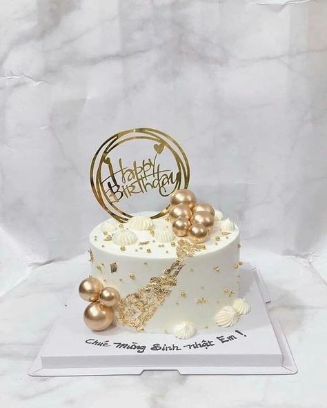 Gold And White Cake Design, Golden Cake Designs Birthday, Simple Cakes For Women Birthdays, Cake Golden Birthday, White And Gold Birthday Cakes For Women, Gold Cakes Birthday, Simple Elegant Cakes Birthday, Simple Elegant Birthday Cakes For Women, 50th Birthday Ideas For Women Cakes