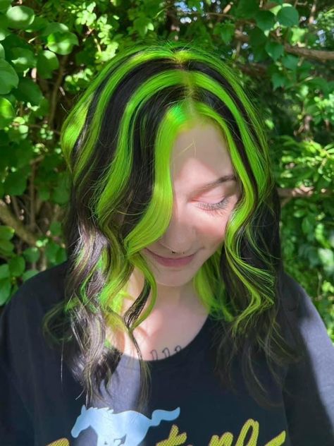 Neon Green Skunk Stripe Hair, Black And Neon Green Hair Short, Black And Green Short Hair, Green Striped Hair, Green Skunk Hair, Black And Neon Green Hair, Cute Hair Dye Ideas, Green Hair Streaks, Purple And Green Hair