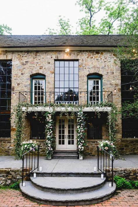 Fall Estate Wedding, Hollyhedge Estate Wedding, Holly Hedge Estate Wedding, Hollyhedge Estate, Holly Hedge, Courtyard Decor, Homestead Wedding, Wedding Estate, Spring Court