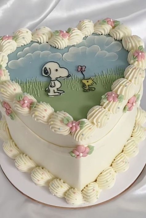 Cake Decorating Heart, Torte Aesthetic, Bolo Snoopy, Snoopy Cake, Heart Shaped Cake, Vintage Birthday Cakes, Snoopy Birthday, Mini Torte, Funny Birthday Cakes