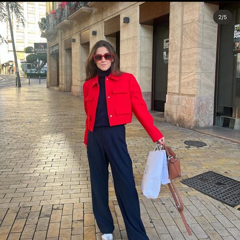 Red Blazer Outfit Casual Street Styles, Outfit Saco Rojo, Outfits Pantalon Rojo, Red Blazer Outfit Casual, Blazer Outfits Casual Street Styles, Red Blazer Outfit, Red Blazer, Street Style Chic, Blazer Outfits