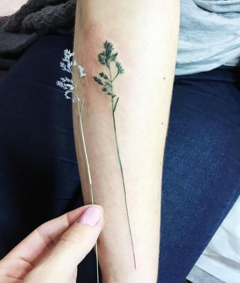 tattoo-artist🌿 (@rit.kit.tattoo) • Instagram photos and videos Flower Tattoo Stencil, Botanisches Tattoo, Best Tattoo Ever, Beautiful Flower Tattoos, Flower Press, Real Nature, Plant Tattoo, Botanical Tattoo, Tattoo Arm