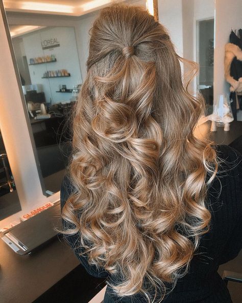 @hairsalonbymelina on Instagram: “𝒜𝓃𝑔𝑒𝓁 𝒽𝒶𝒾𝓇 ✨ . . . #ready #updo #hairstyle #angelhairstyle #knokke #hairupdo #curls #classy #glamour” Angel Hairstyles Halloween, Angel Hairstyles, Big Curls For Long Hair, Adriana Lima Lingerie, Hairstyles Halloween, Curls For Long Hair, Big Curls, Angel Costume, Updo Hairstyle