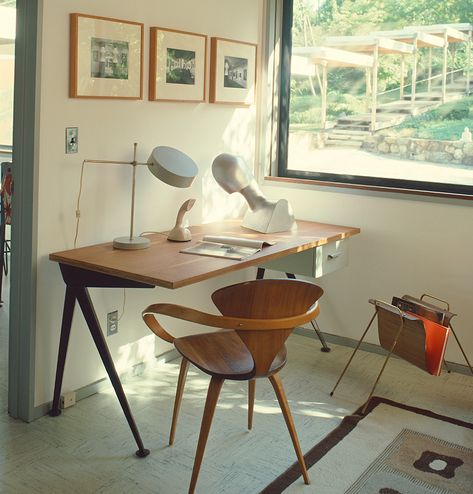 Study Mid Century Modern, Mid Modern Century Bedroom, Unique Desk Ideas, Desk Area In Bedroom, Mid Century Office Ideas, Mid Century Modern Office Design, Mid Century Office, Mid Century Modern Office, Mid Century Interior