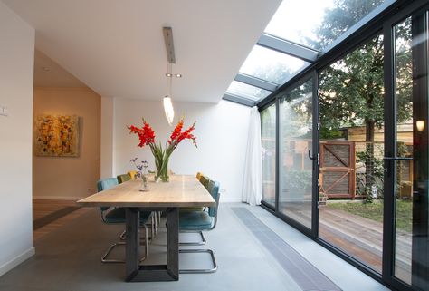 Aanbouw met glazen pui, serre | Studioschaeffer B.V. Het glas zorgt voor een mooie open relatie met de tuin.  #aanbouw #deaanbouwarchitect #glazenpui #gevel #uitbouw #bijbouw #amsterdam #terras #tuin #serre Open Living Room Design, Interior Design Living Room Modern, Open Plan Kitchen Living Room, Happy New Home, House Extension Design, Open Living Room, House Extensions, Interior Design Kitchen, House Inspiration