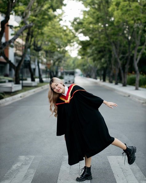 Graduate Photoshoot Picture Ideas, Graduation Shoot Poses, Graduation Day Poses, Creative Graduation Photoshoot Ideas, Grad Pictorial, Graduation Cap Design Ideas, Pre Convo, Lightroom Shortcuts, Cap Design Ideas