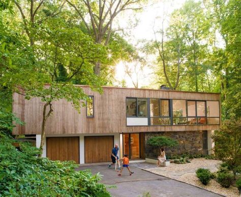 Mid-century house renovation - front facade #fachadasminimalistas Japanese Porch, Mid Century Modern Exterior, Front Facade, Japanese Home Design, Mcm House, Japanese Home, Walter Gropius, Long Island New York, Bauhaus Style