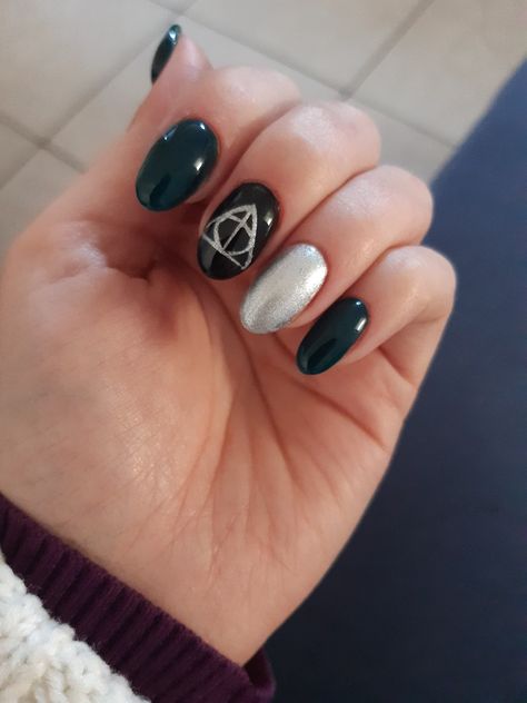 Slytherin Inspired Nails, Slytherin Nails, Manicure Short Nails, Potter Nails, Manicure Short, Harry Potter Nails, Inspired Nails, Pedicures, Deathly Hallows