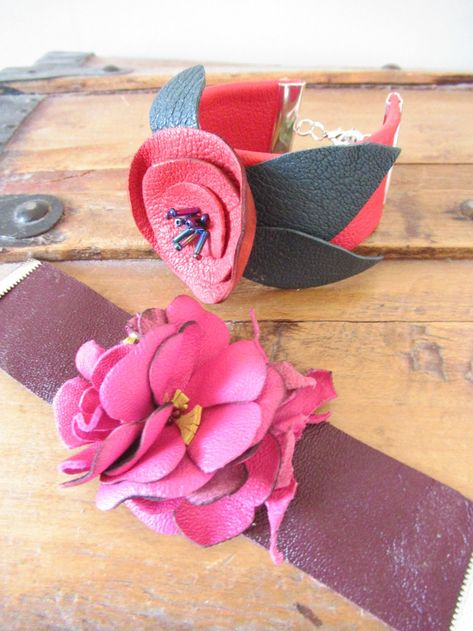 Ravisant et romantique a souhait bracelet en cuir bordeaux et 3 fleurs de cuir rose , réglablelivré avec une pochette cadeauexpédition le matinprenez soin de votre bijoux c'est un modèle uniquene pas exposer à l'humidité et aux produits toxique pour le cuir Coin Purse, Wallet, Bracelet, Band