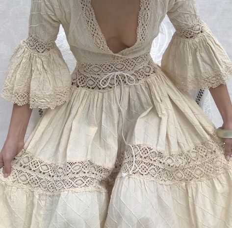 Aesthetic Bodies, Victorian Vampire, Elizabeth Swann, Elizabeth Turner, Manga Clothes, Corpse Bride, About Fashion, Pretty Dresses, Boho Fashion