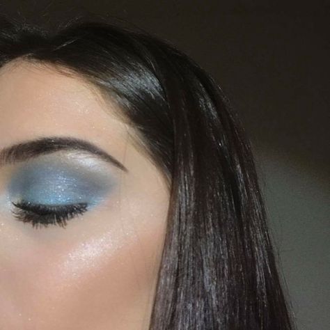 Eyeshadow Looks 90s, Baby Blue Eyeshadow Looks, Looks 90s, Bright Blue Eyeshadow, Baby Blue Eyeshadow, Makeup Looks Prom, Girl Eye Makeup, Blue Eyeshadow Makeup, Blue Eyeshadow Looks