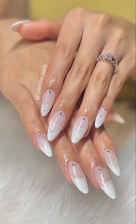 White marble gel x nails Spring Nails With Pearls, White And Clear Nails, White Almond Nails With Design, White On White Nails, White Aura Nails, White Marble Nails, Nails September, White Chrome Nails, Beige Nails