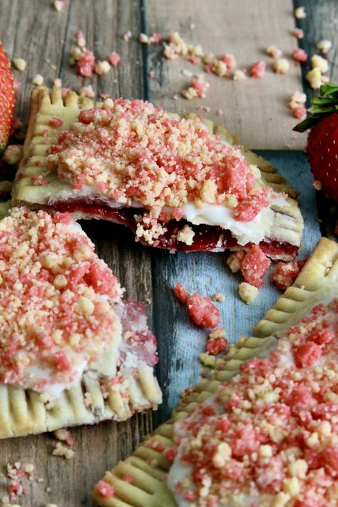 Back-to-School Easy Semi-Homemade Strawberry Shortcake Crumble Pop-Tart - Margarita's On The Rocks Blackberry Pop Tarts, Easy Pop Tart Recipe, Semi Homemade Desserts, Pop Tart Cookies, Strawberry Poptart, Strawberry Shortcake Crumble, Pop Tart Recipe, Shortcake Crumble, Shrimp Ball